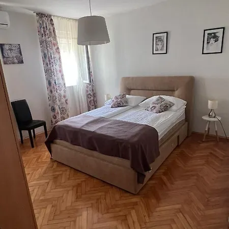 Lili Family Apartman *