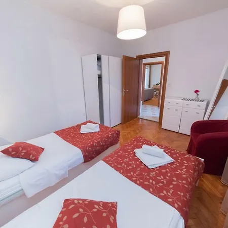 Lili Family Apartman *