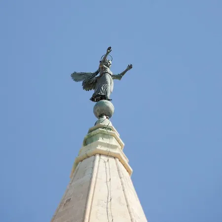 Lili Family Apartman *